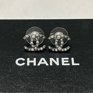 🌺🌸Chanel classic pearls crystals CC logo earrings🌸🌺